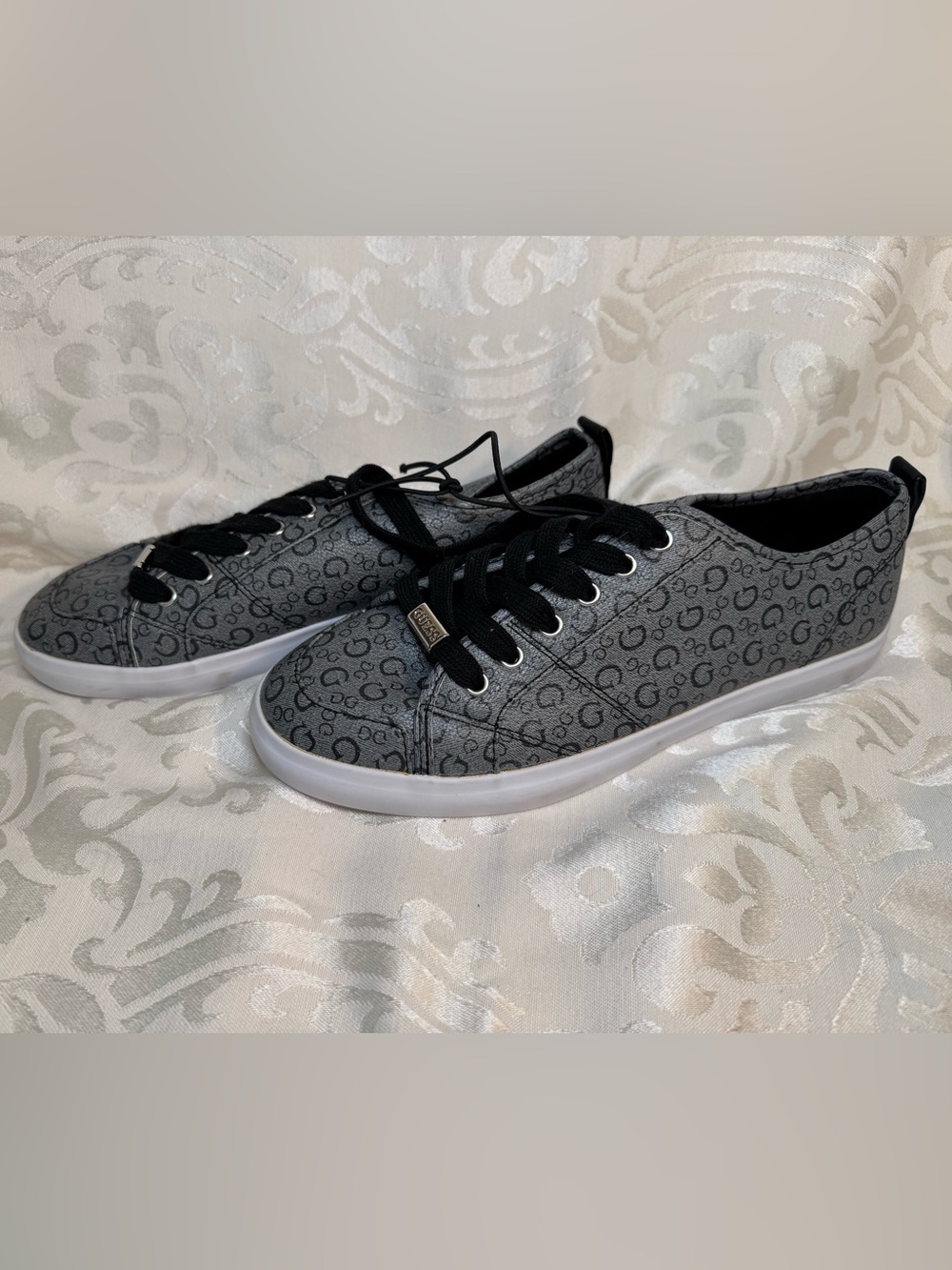 NWT Guess G-Print Low-Top Sneakers with Black Laces size 8
